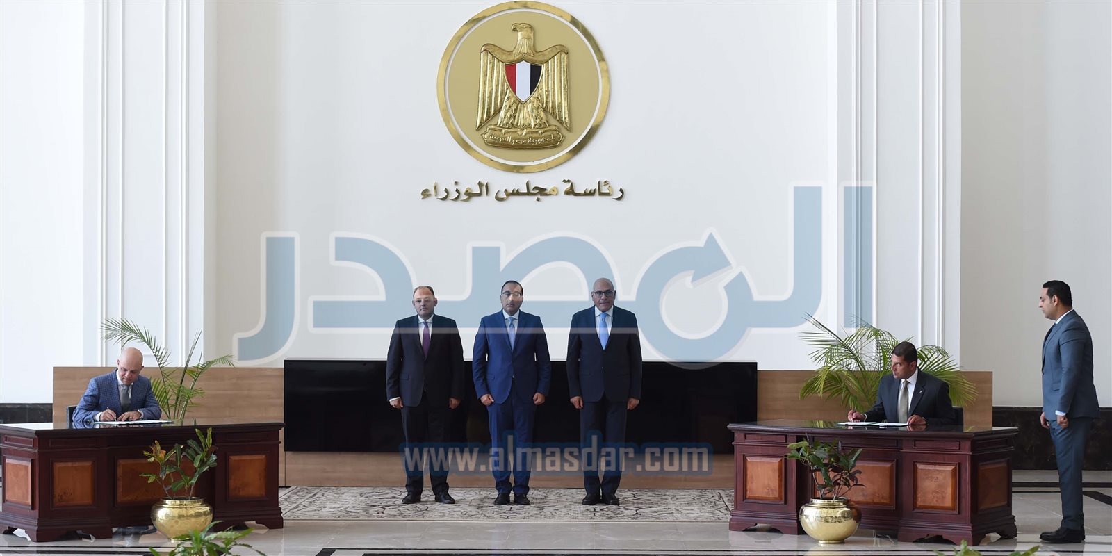 جانب من التوقيع