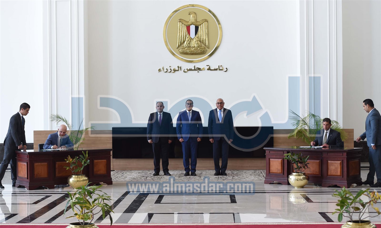 جانب من التوقيع