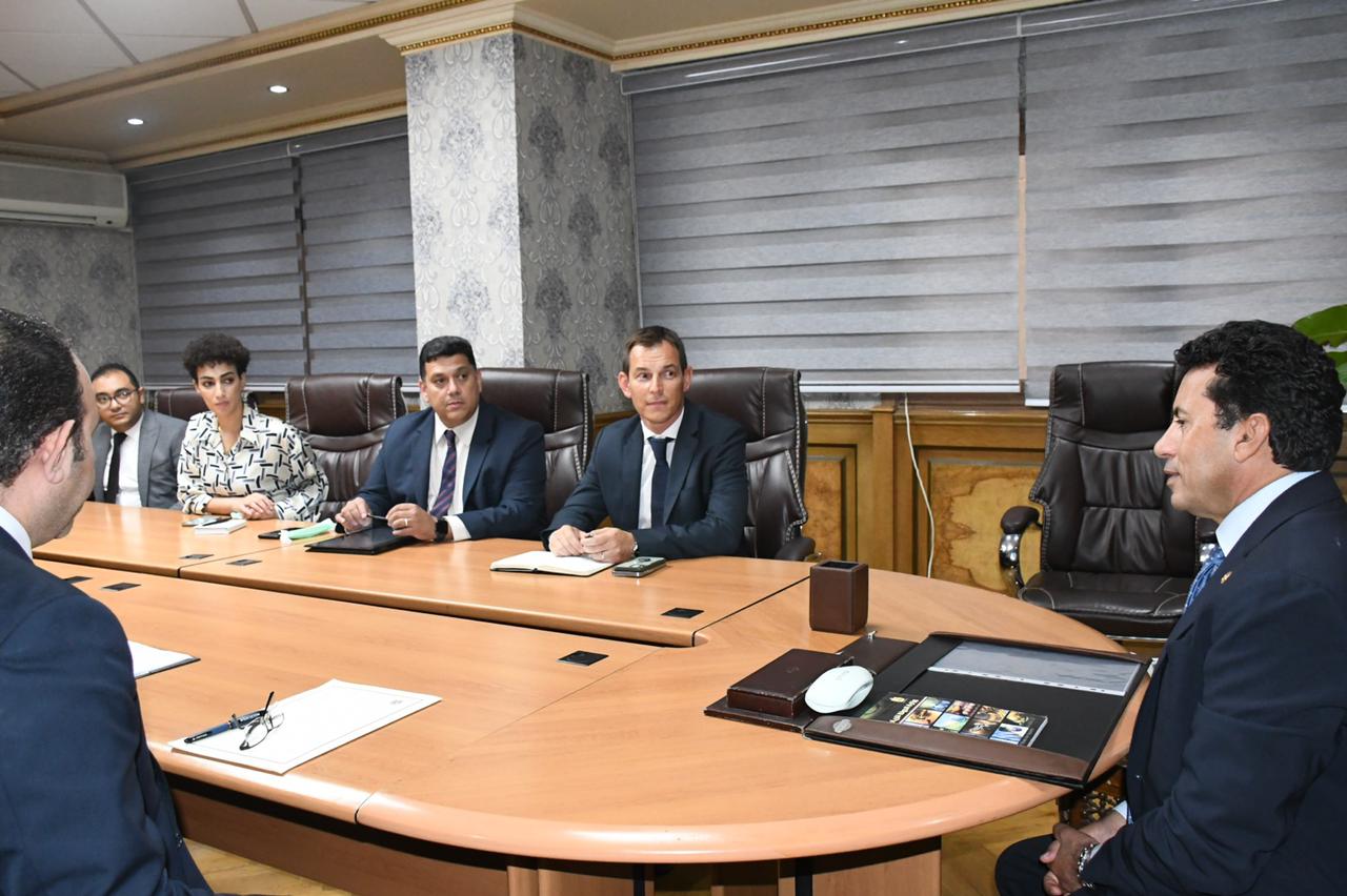 بحث توفير أنظمة الطاقة الكهربائية الذكية بالمنشآت الشبابية والرياضية