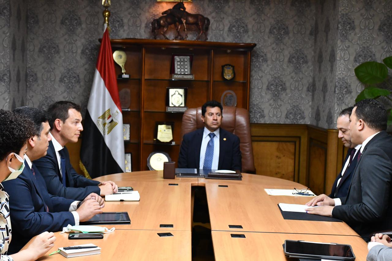 بحث توفير أنظمة الطاقة الكهربائية الذكية بالمنشآت الشبابية والرياضية