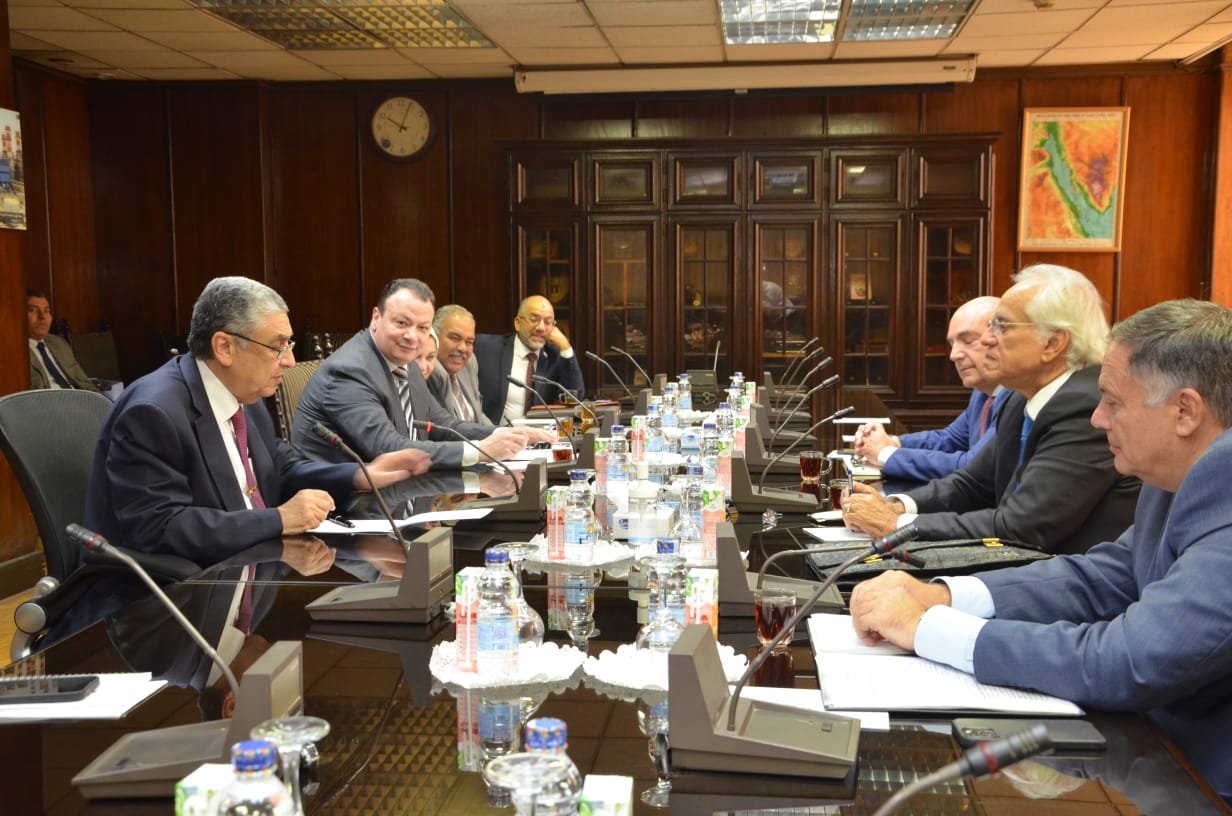 جانب من بحث سبل دعم وتعزيز التعاون بين قطاع الكهرباء والطاقة