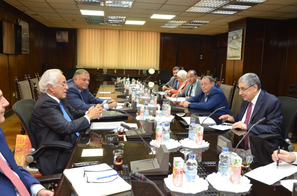 جانب من بحث سبل دعم وتعزيز التعاون بين قطاع الكهرباء والطاقة