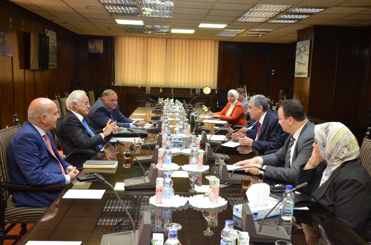 جانب من بحث سبل دعم وتعزيز التعاون بين قطاع الكهرباء والطاقة