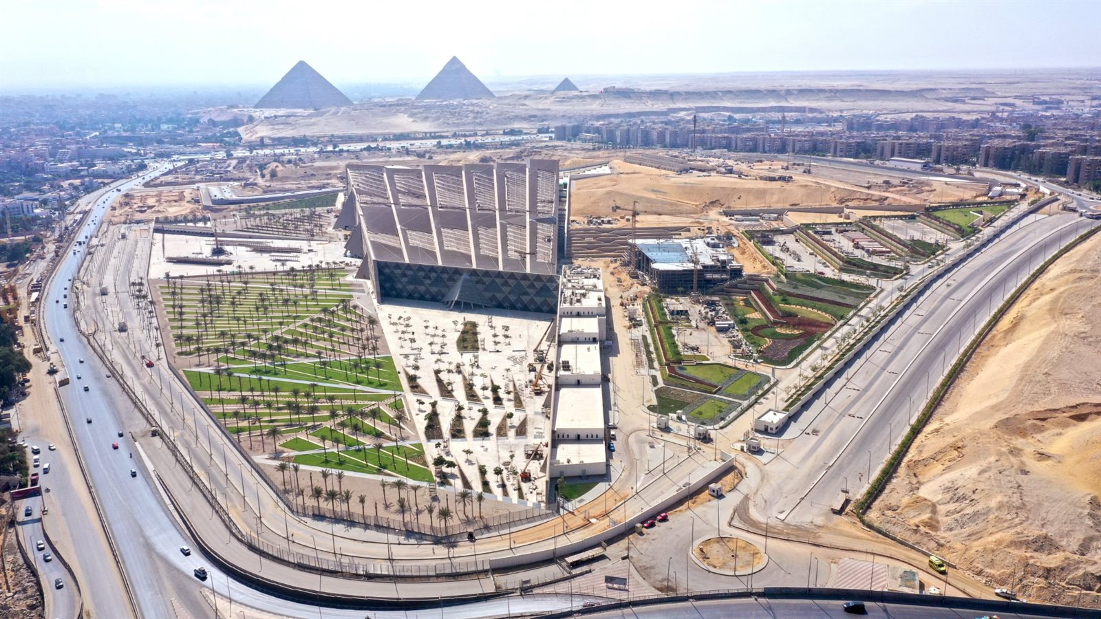 وزير السياحة يتابع مستجدات الأعمال بالمتحف المصري الكبير