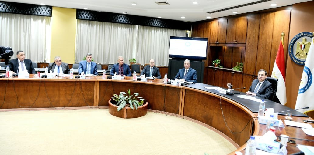 وزير البترول يعقد اجتماع  لمتابعة إجراءات قطاع البترول