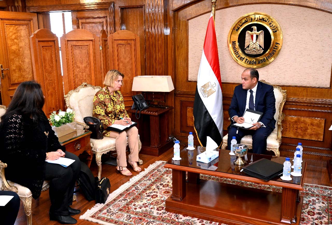 وزير التجارة والصناعة في لقائه لبحث سبل تنمية وتطوير صناعة الأثاث في مصر