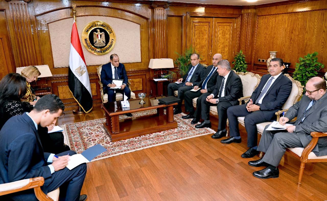 وزير التجارة والصناعة في لقائه لبحث سبل تنمية وتطوير صناعة الأثاث في مصر