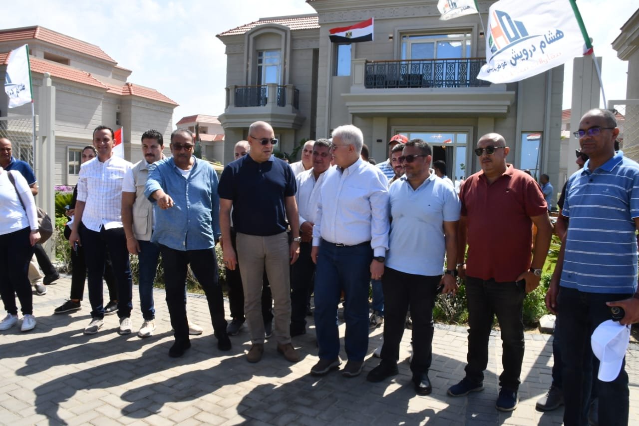 وزير الإسكان يتفقد نماذج الوحدات والفيلات