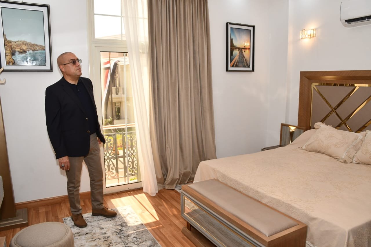 وزير الإسكان يتفقد نماذج الوحدات والفيلات