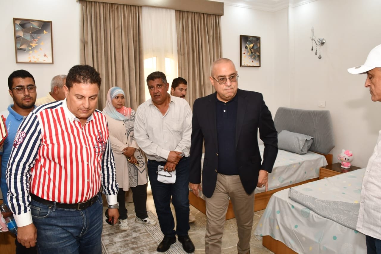 وزير الإسكان يتفقد نماذج الوحدات والفيلات