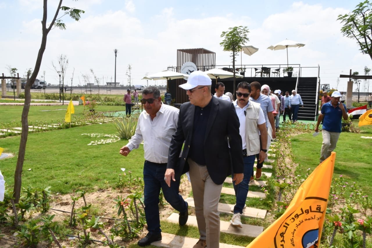 وزير الإسكان يتفقد نماذج الوحدات والفيلات