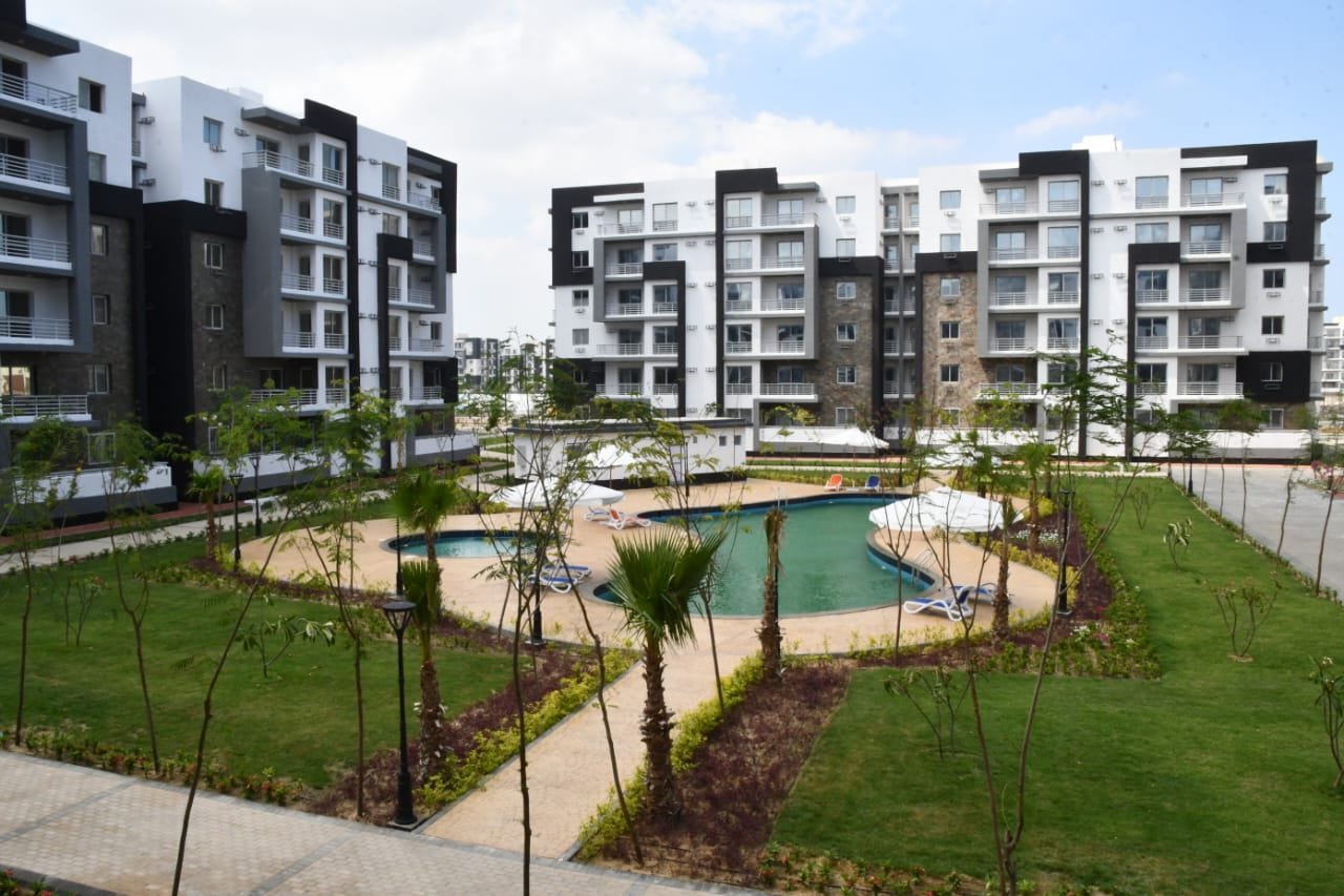 وزير الإسكان يتفقد نماذج الوحدات والفيلات