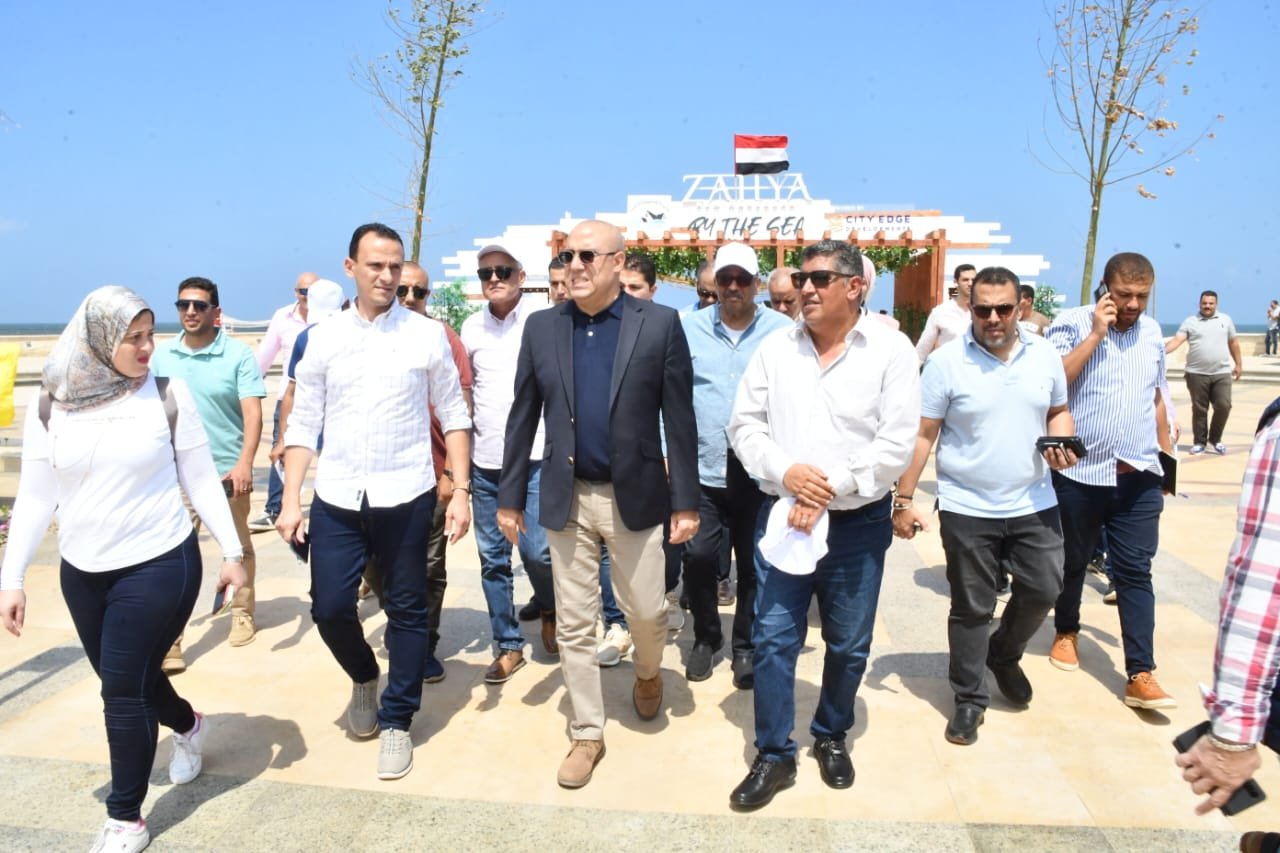 وزير الإسكان يتفقد نماذج الوحدات والفيلات