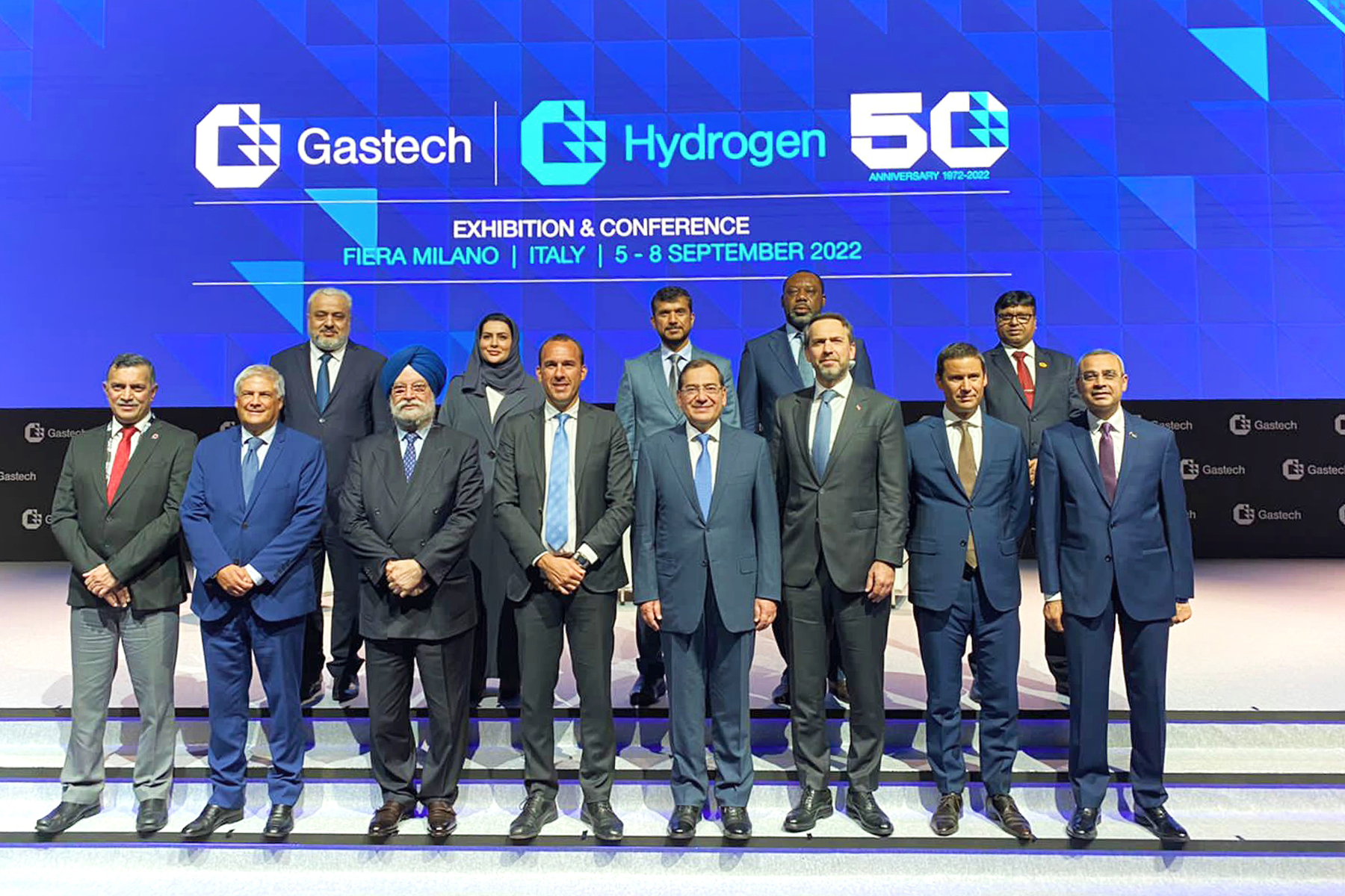 لقطة تذكارية تضم وزير البترول والوزراء المشاركين فى مؤتمر جازتك بميلانو الايطالية