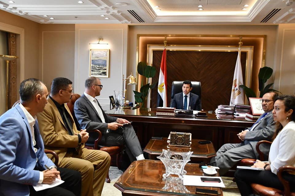 لقاء وزير الشباب والرياضة مع رئيس الجامعة الكندية في مصر والوفد المرافق له