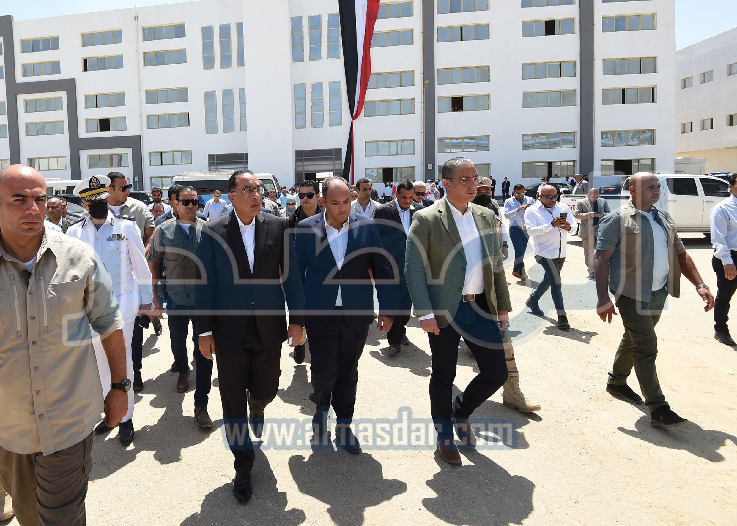 رئيس الوزراء يتفقد مُجمعيْ الصناعات الصغيرة والمتوسطة بمدينة الفيوم الجديدة‎‎