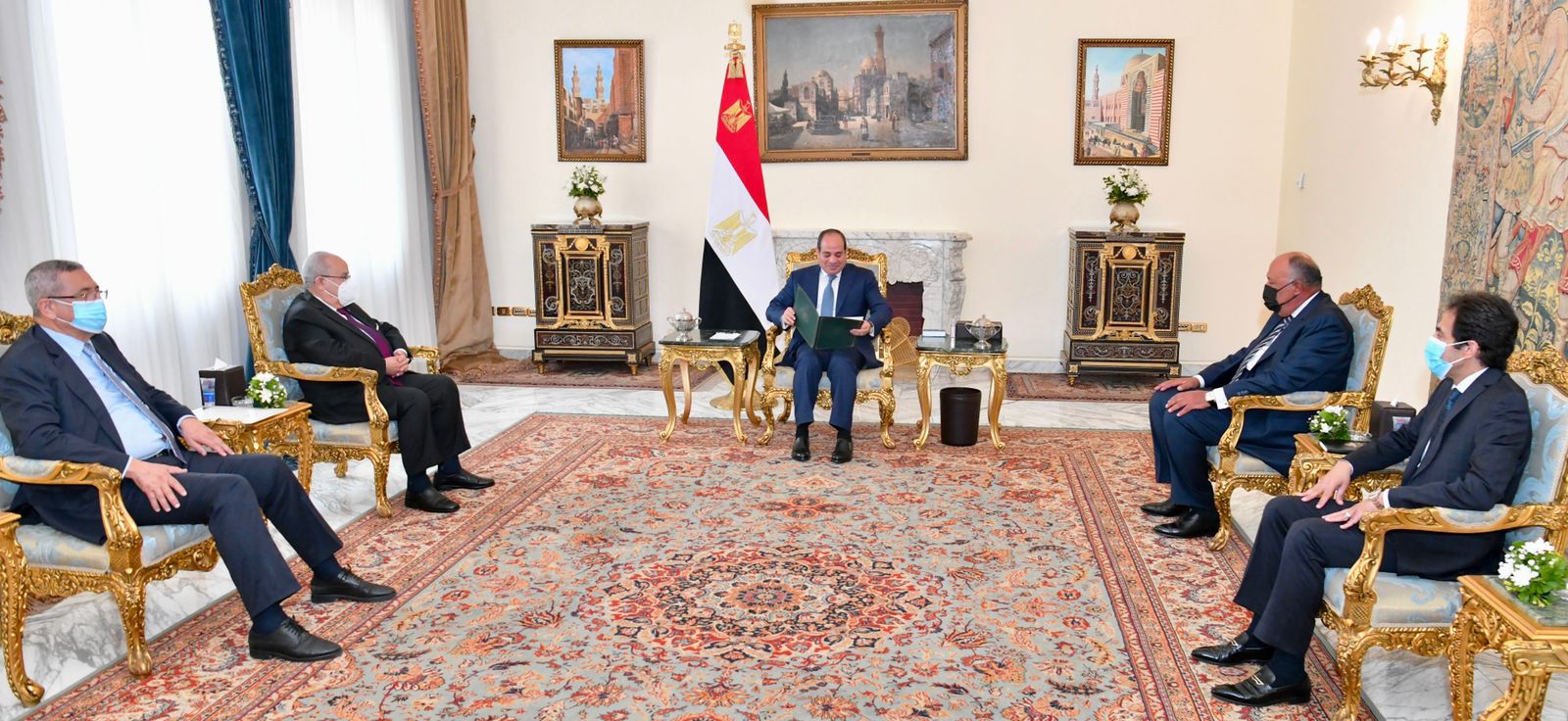 السيسي يستقبل وزير خارجية الجزائر بقصر الاتحادية