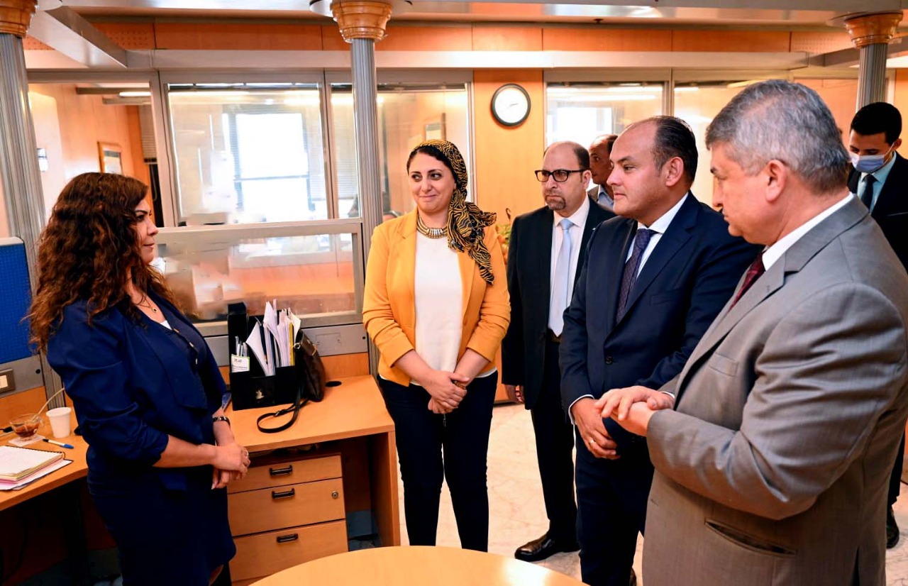 وزير التجارة والصناعة يقوم بزيارة مفاجئة لمركز تحديث الصناعة