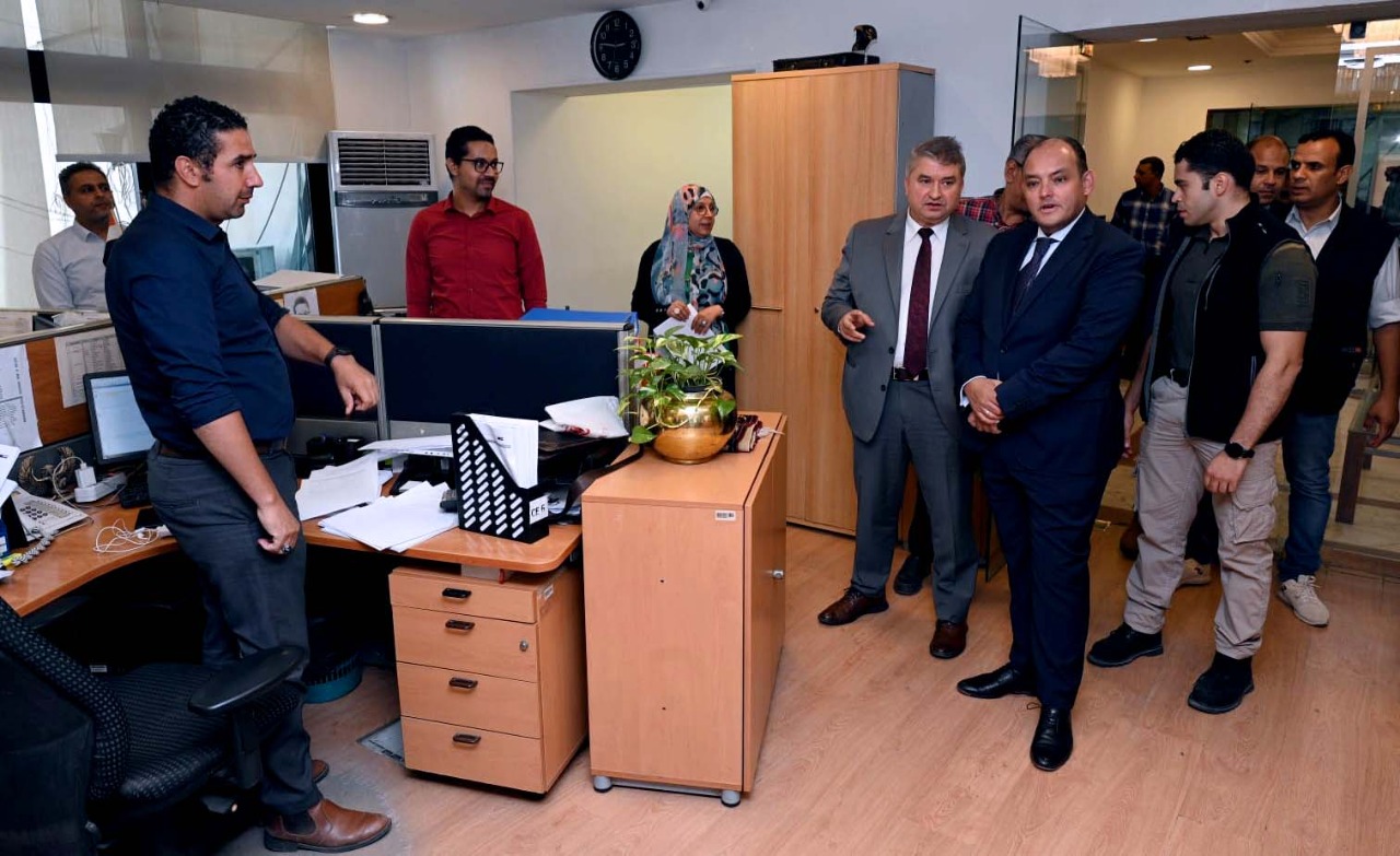 وزير التجارة والصناعة يقوم بزيارة مفاجئة لمركز تحديث الصناعة
