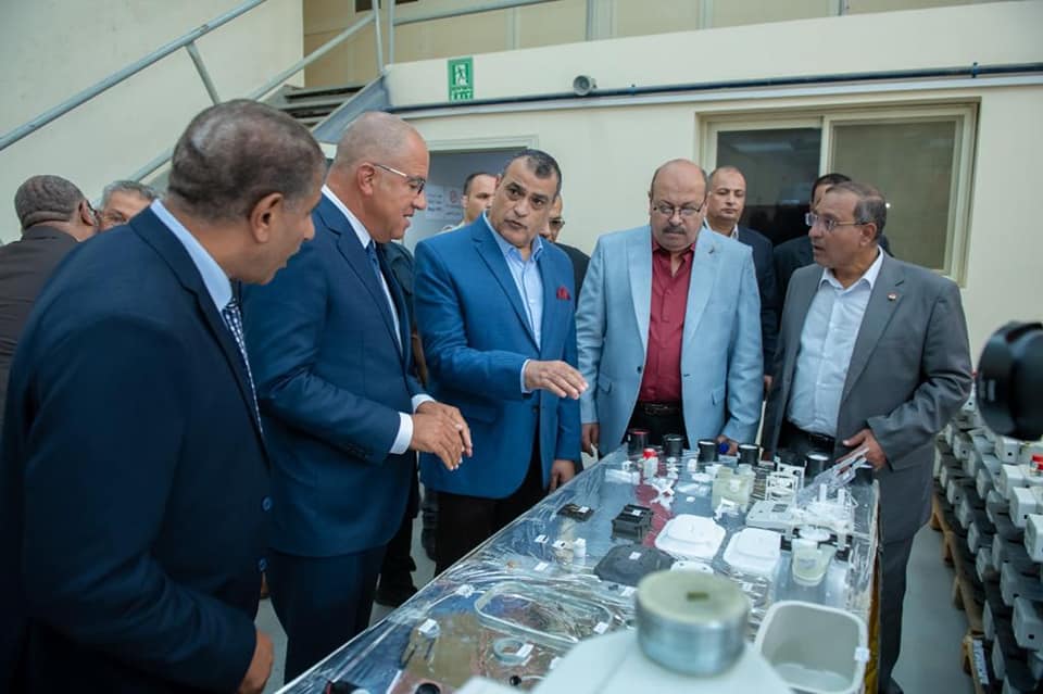 وزير الإنتاج الحربى يتفقد شركة المعصرة للصناعات الهندسية