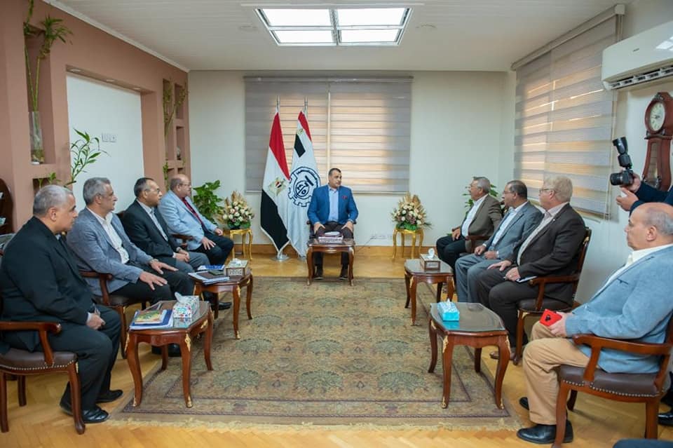 وزير الإنتاج الحربى يتفقد شركة المعصرة للصناعات الهندسية