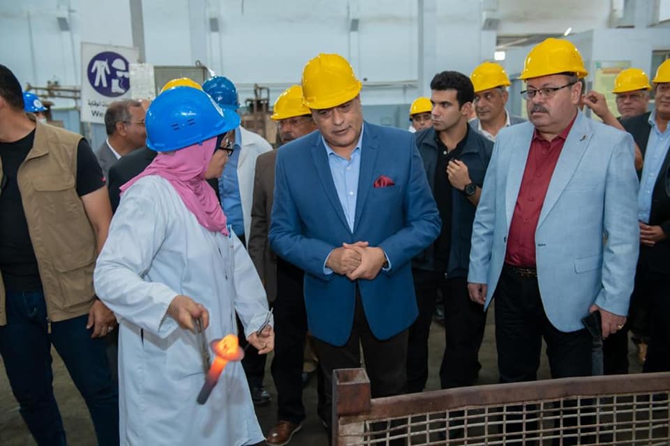 وزير الإنتاج الحربى يتفقد شركة المعصرة للصناعات الهندسية