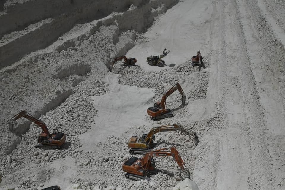 مشروع الخط الأول للقطار الكهربائي السريع من العين السخنة حتي محطة محمد نجيب