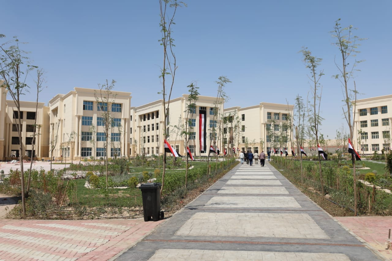 وزير التعليم العالي يتفقد مقر جامعة المنيا الأهلية 