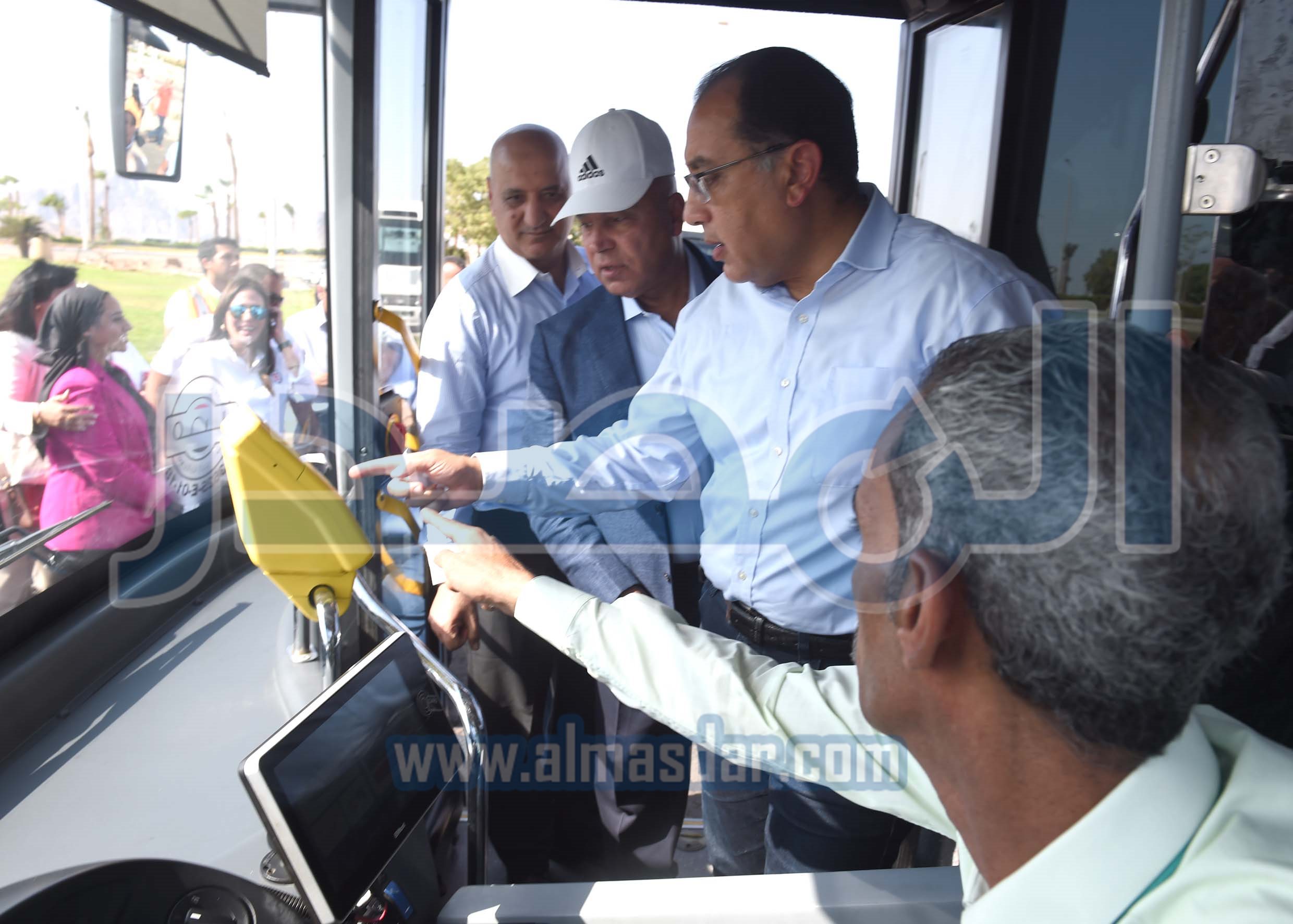 رئيس الوزراء يتابع تطبيقات منظومة الحلول الرقمية الذكية والدفع الإلكتروني بشرم الشيخ