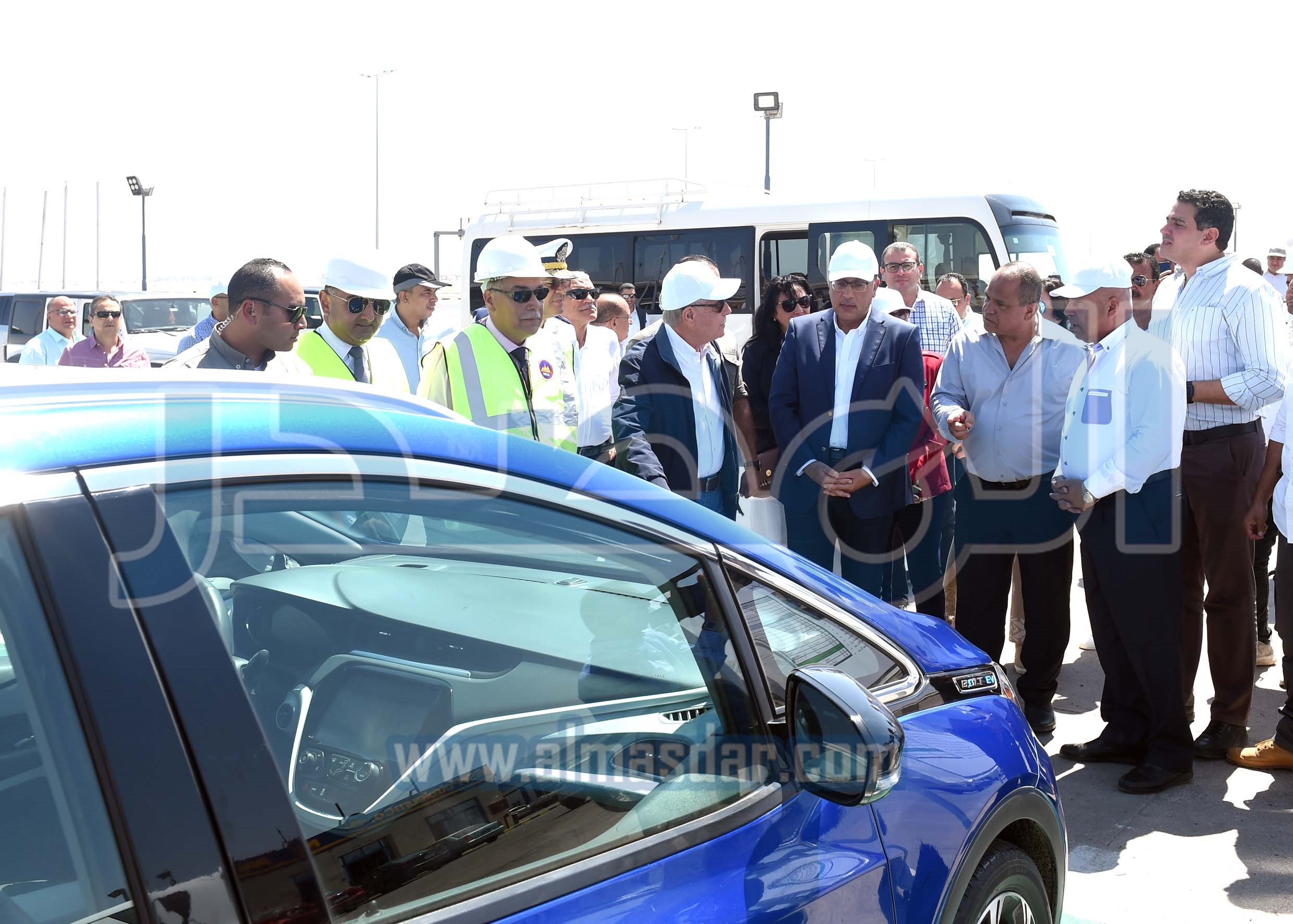رئيس الوزراء يتفقد محطتي شحن سيارات وأتوبيسات كهربائية ويستقل إحدى السيارات ويشيد بأدائها