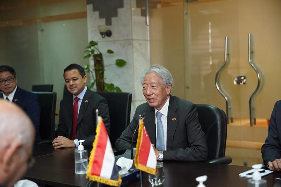 وزيرة البيئة والمنسق الوزارى ومبعوث موتمر المناخ مع كبير وزراء سنغافورة