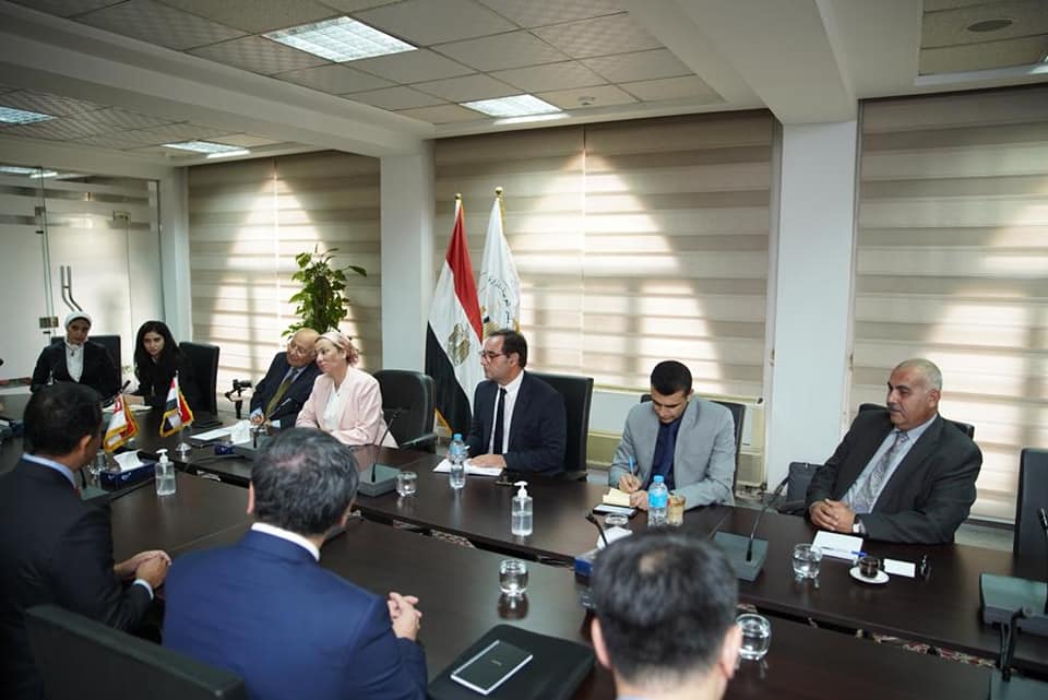 وزيرة البيئة والمنسق الوزارى ومبعوث موتمر المناخ مع كبير وزراء سنغافورة