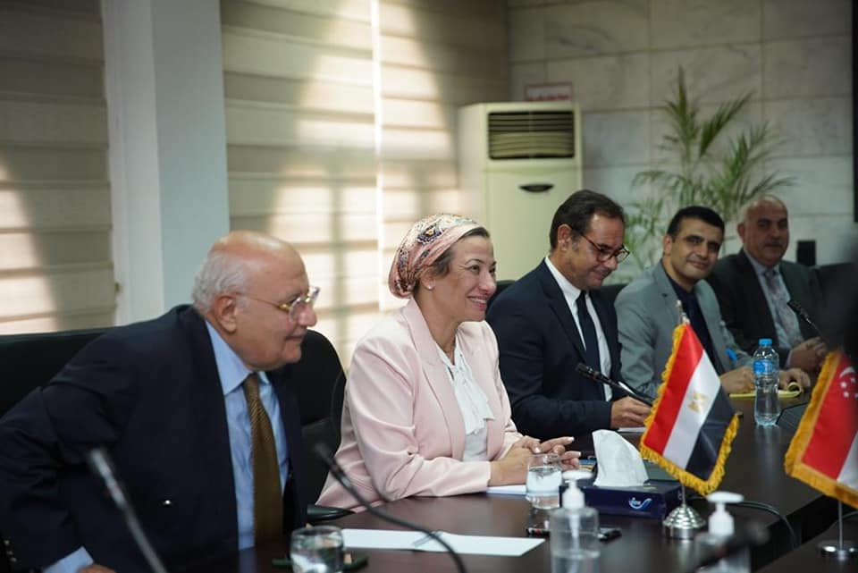 وزيرة البيئة والمنسق الوزارى ومبعوث موتمر المناخ مع كبير وزراء سنغافورة