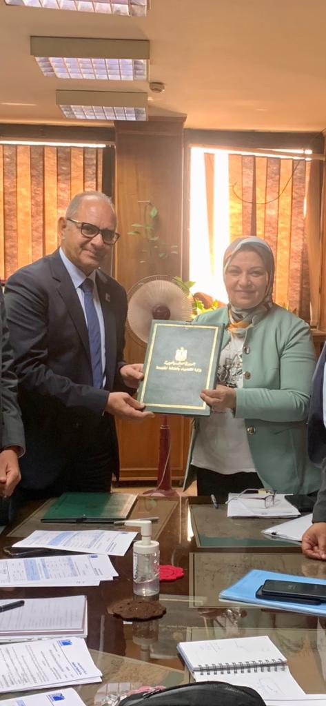 الشركة المصرية لنقل الكهرباء توقع 4 عقود بـ 800 مليون جنيه مصرى