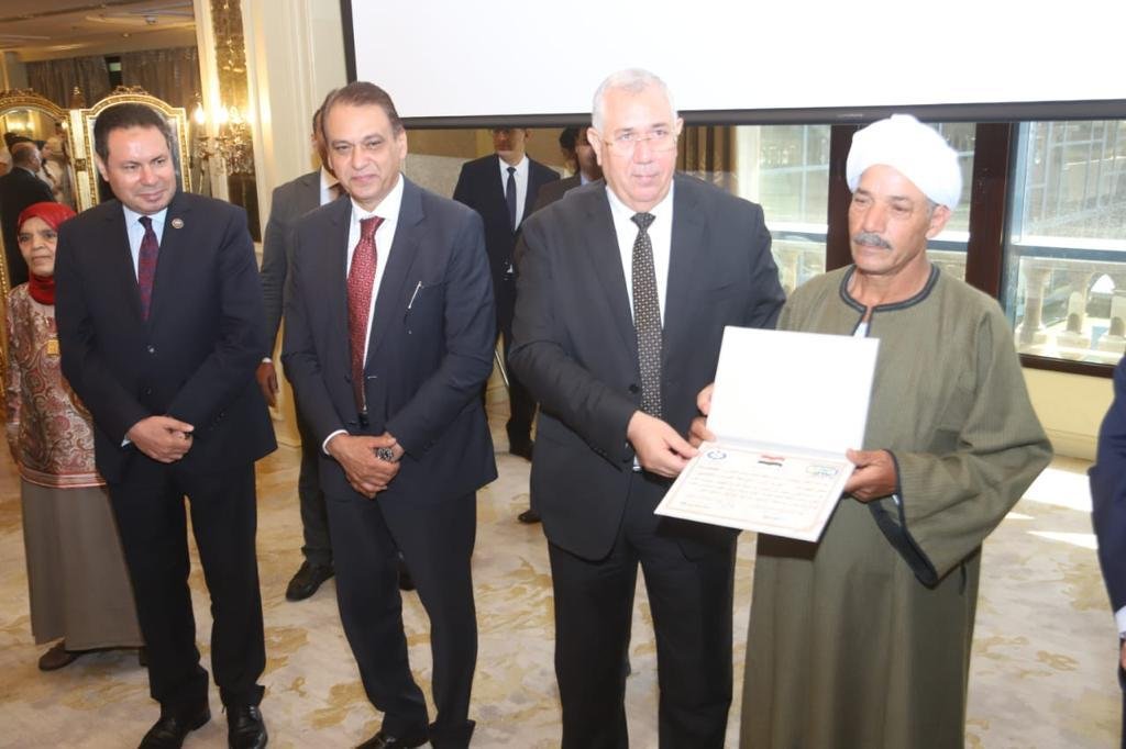 وزير الزراعة يكرم أفضل منتجي القمح