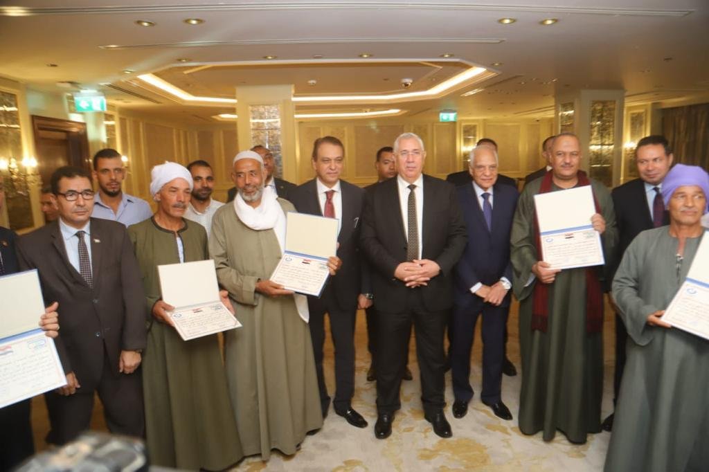 وزير الزراعة يكرم أفضل منتجي القمح