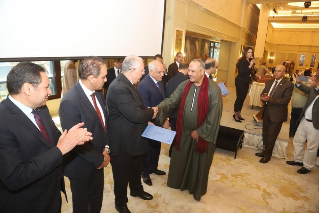وزير الزراعة يكرم أفضل منتجي القمح