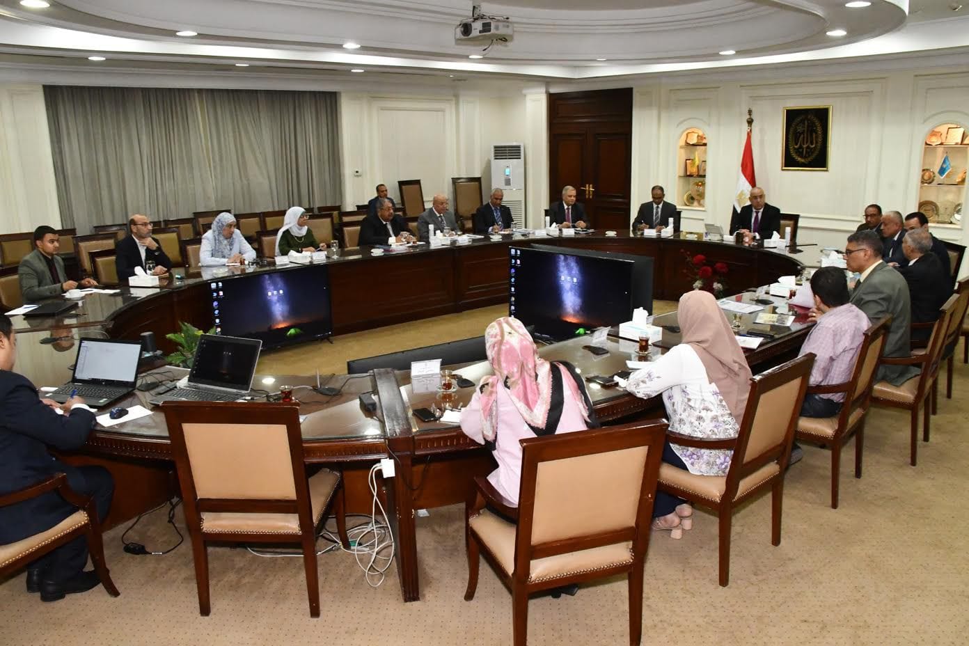 وزير الإسكان يترأس اجتماع لجنة إدارة الأزمات لمواجهة الامطار
