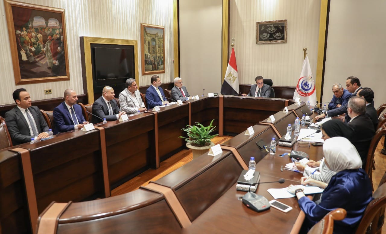اجتماع وزير الصحة لمتابعة الموقف التنفيذى لتطبيق التأمين الصحي الشامل الجديد