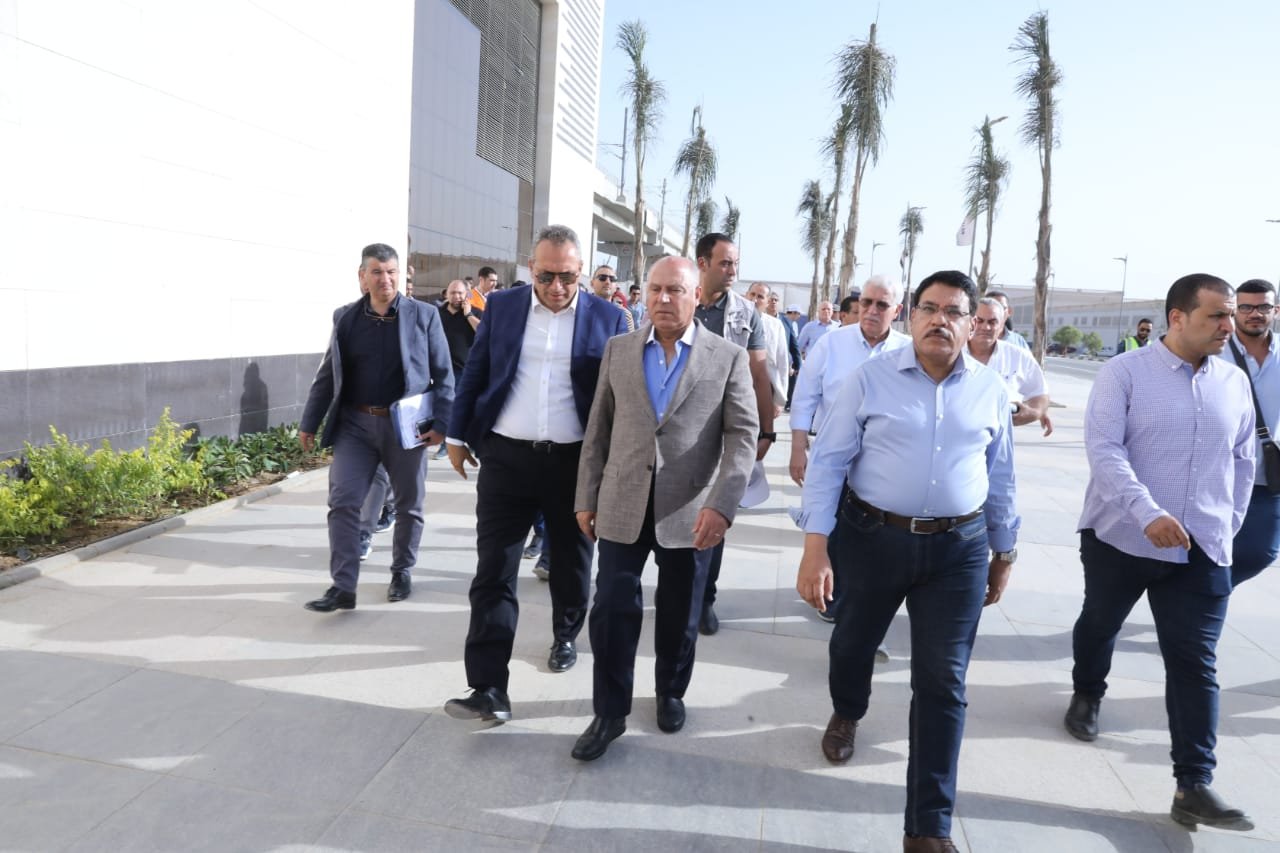 وزير النقل يتفقد مشروع القطار الكهربائي الخفيف LRT