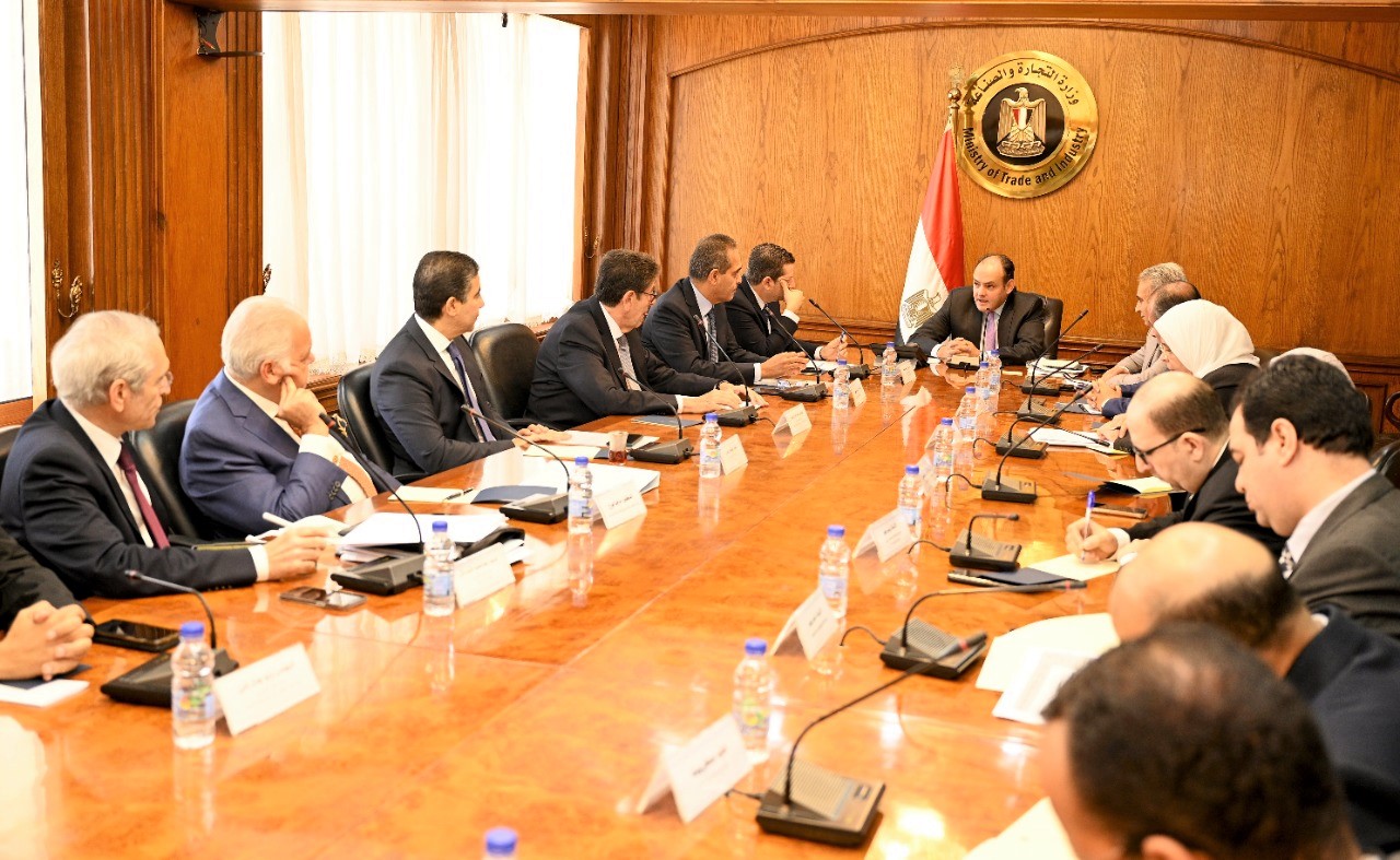 لقاء وزير التجارة والصناعة مع رؤساء المجالس التصديرية