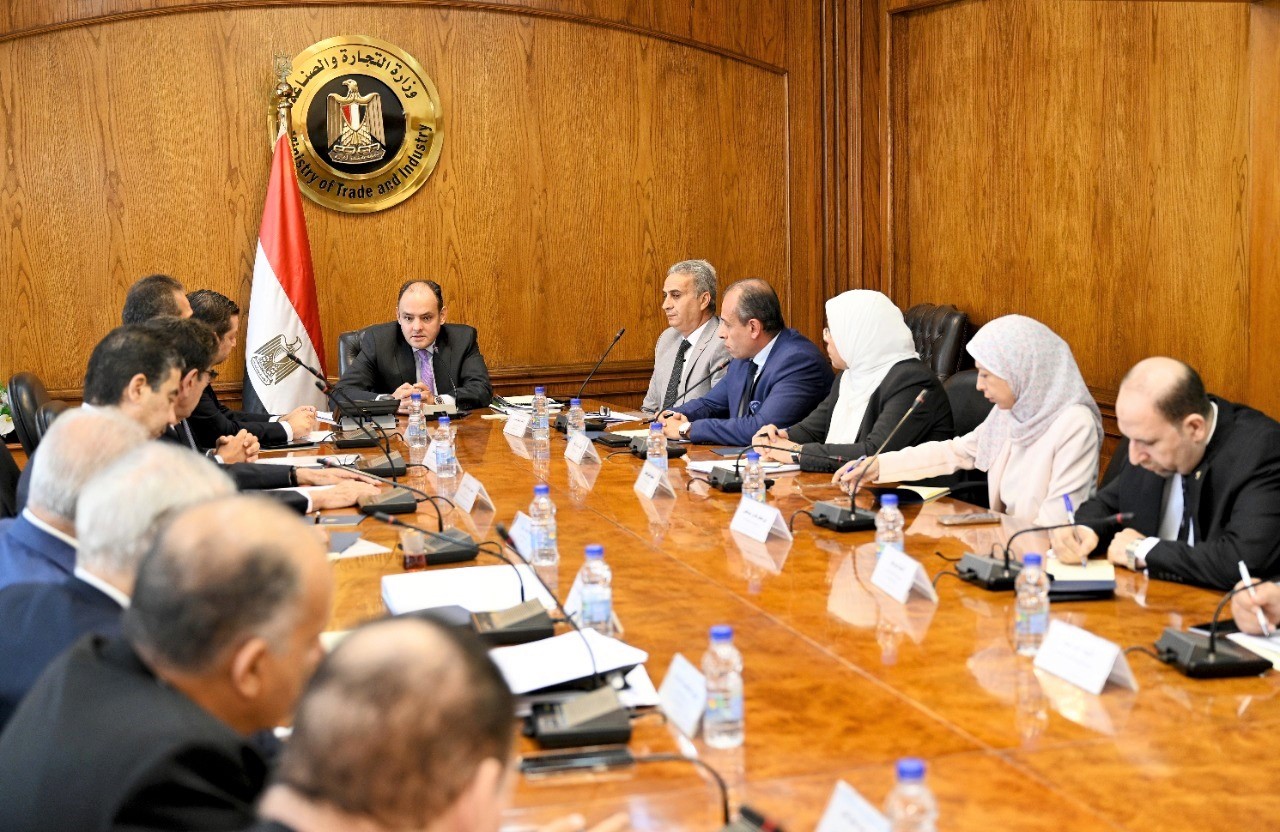 لقاء وزير التجارة والصناعة مع رؤساء المجالس التصديرية