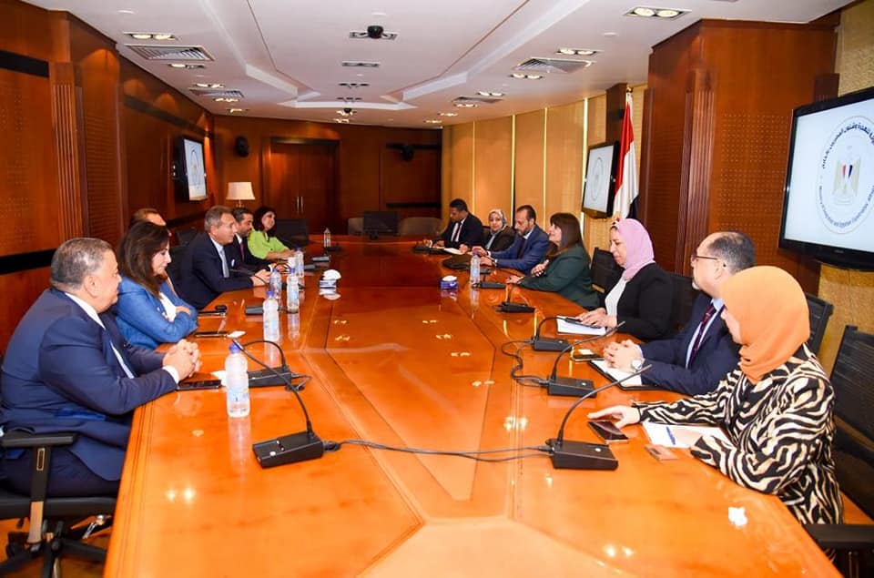 بحث توفير خدمات ومنتجات مصرفية واستثمارية مخصصة للمصريين بالخارج