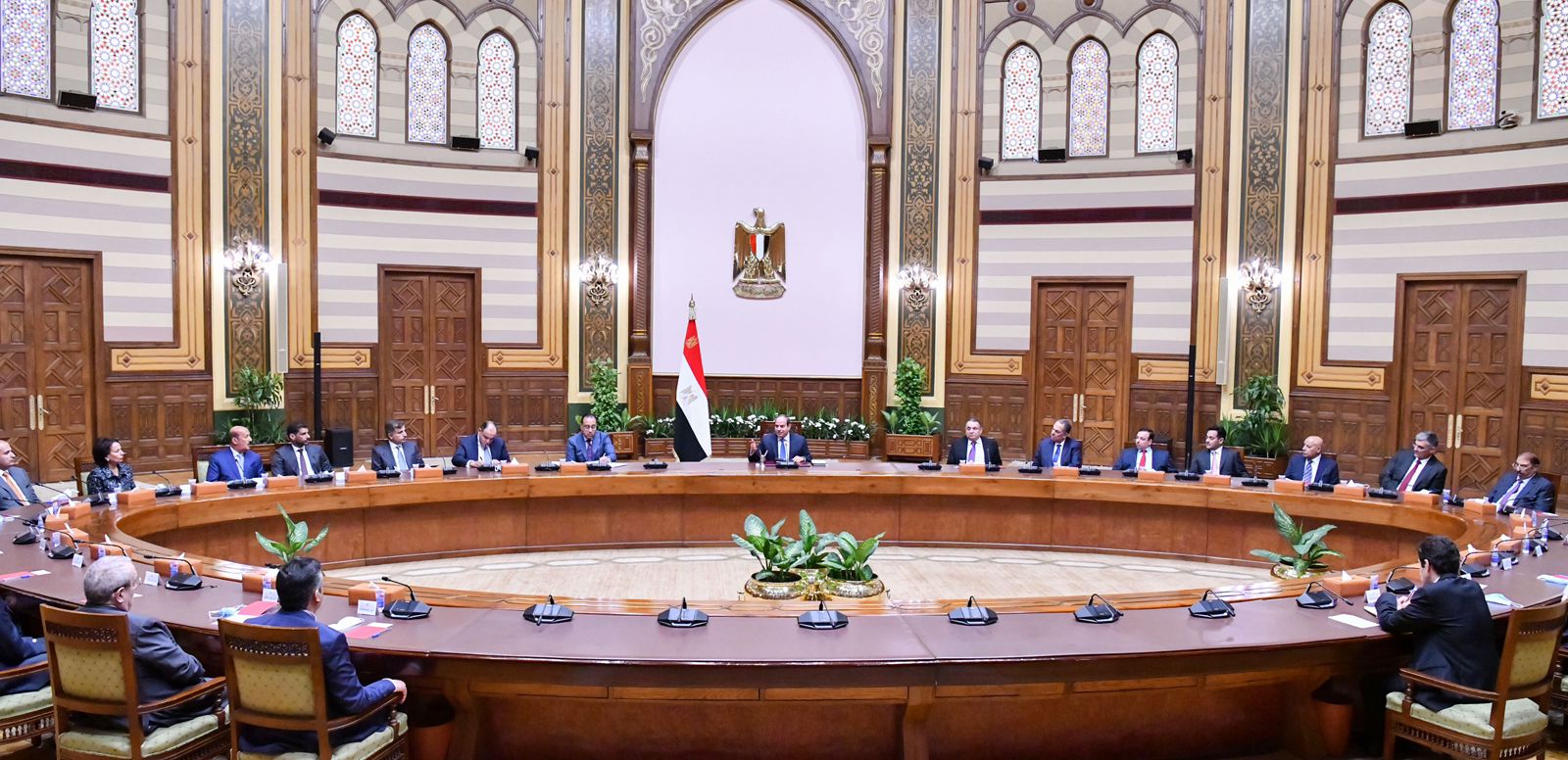 الرئيس السيسي يستقبل وفدا اقتصاديا من رجال الأعمال بالكويت