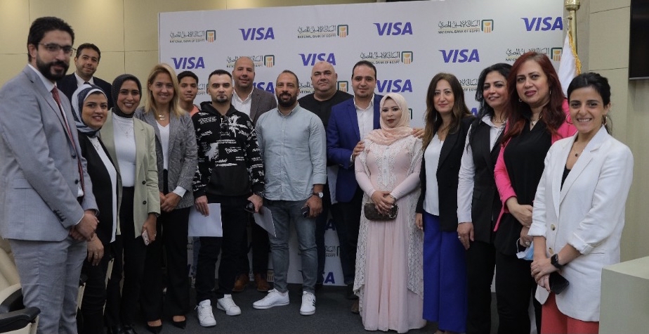 داليا الباز نائب رئيس مجلس ادارة البنك مع العملاء الفائزين