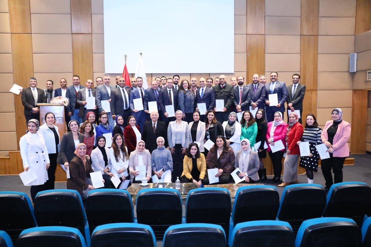 وزيرة البيئة تكرم فريق عمل مؤتمر المناخ COP27