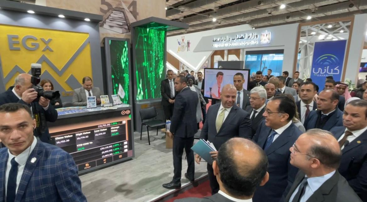 الدكتور مصطفى مدبولي يتفقد جناح البورصة المصرية بمعرض القاهرة الدولي للكتاب