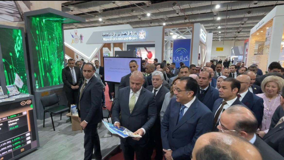 الدكتور مصطفى مدبولي يتفقد جناح البورصة المصرية بمعرض القاهرة الدولي للكتاب