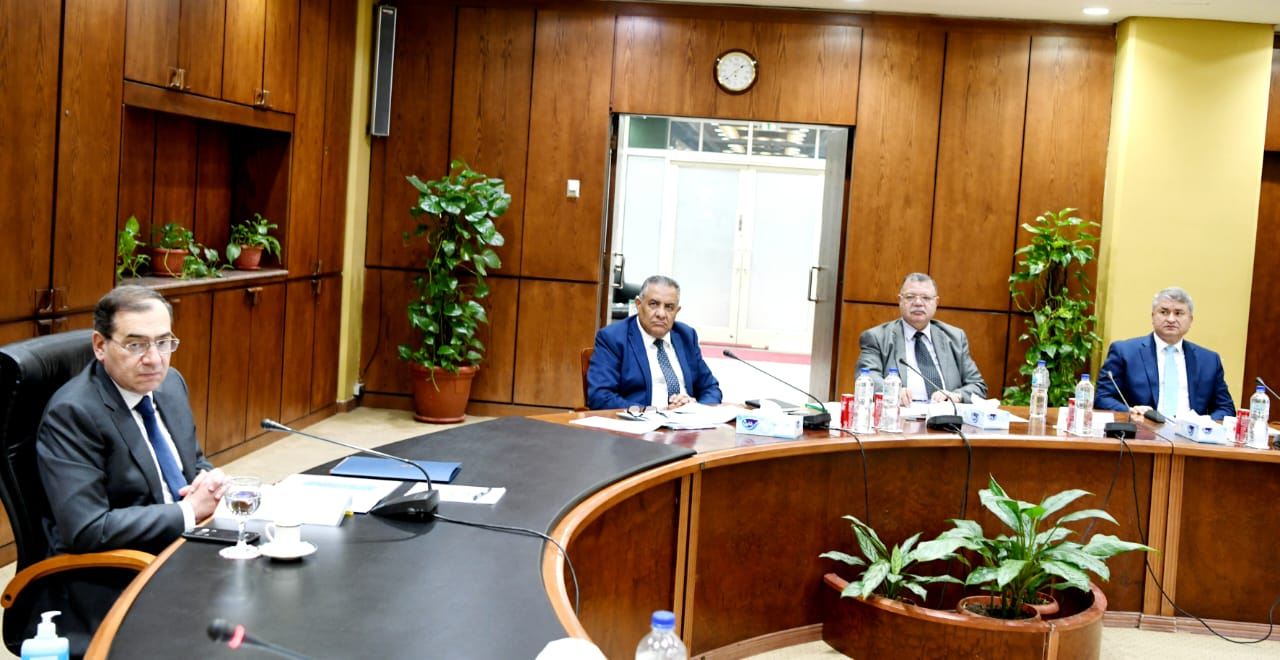 وزير البترول اجتماعاً مع مجلس إدارة الهيئة العامة للمنطقة الاقتصادية للمثلث الذهبى