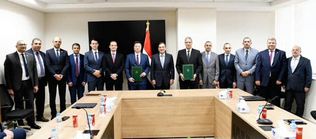 اتمام التوقيع بين هيئة البترول واباتشى الامريكي
